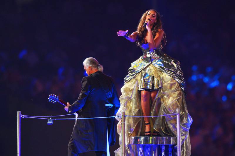 British singer Leona Lewis and guitarist Jimmy Page perform during the Closing Ceremony for the Beijing 2008 Olympic Games at the National Stadium on August 24, 2008 in Beijing, China.  (Photo by Stu Forster/Getty Images)